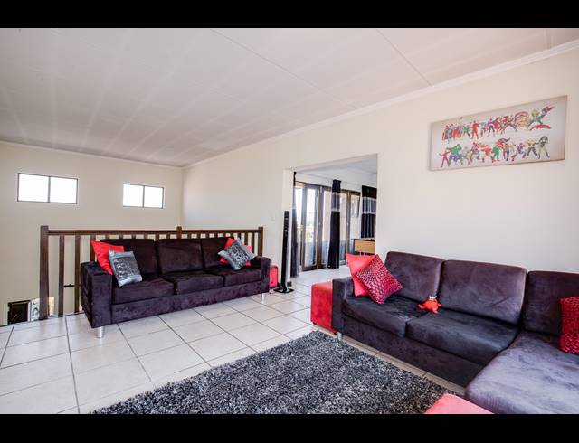 2 BEDROOM APARTMENT FOR SALE IN SUNNINGHILL